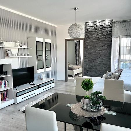 Luxurious Accommodation 플로레스티 외부 사진