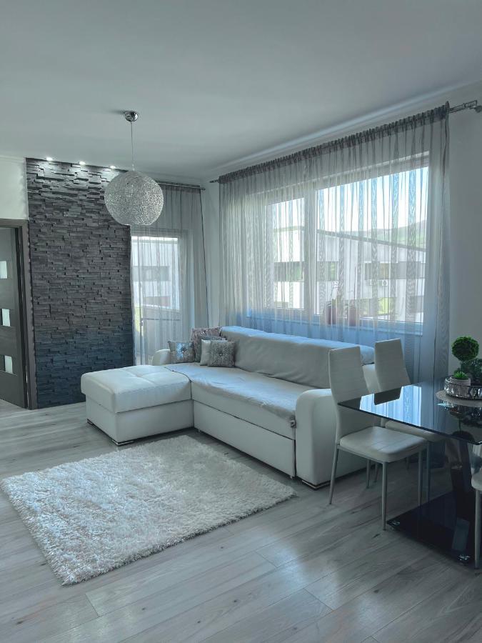 Luxurious Accommodation 플로레스티 외부 사진